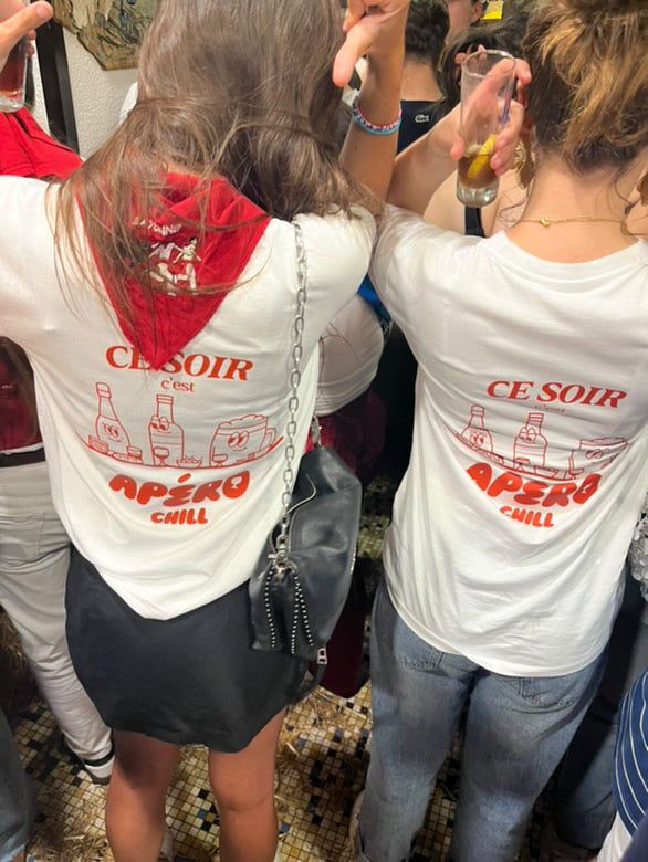 Femme portant le t-shirt Apéro Chill blanc, style décontracté