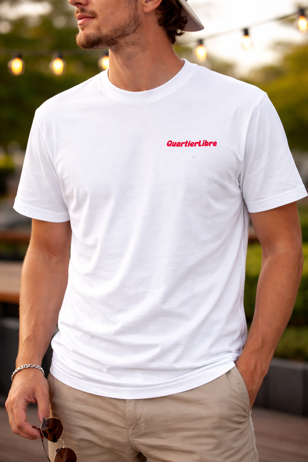 tee shirt apéro chill en coton biologique porté par un mannequin homme de face dans une soirée