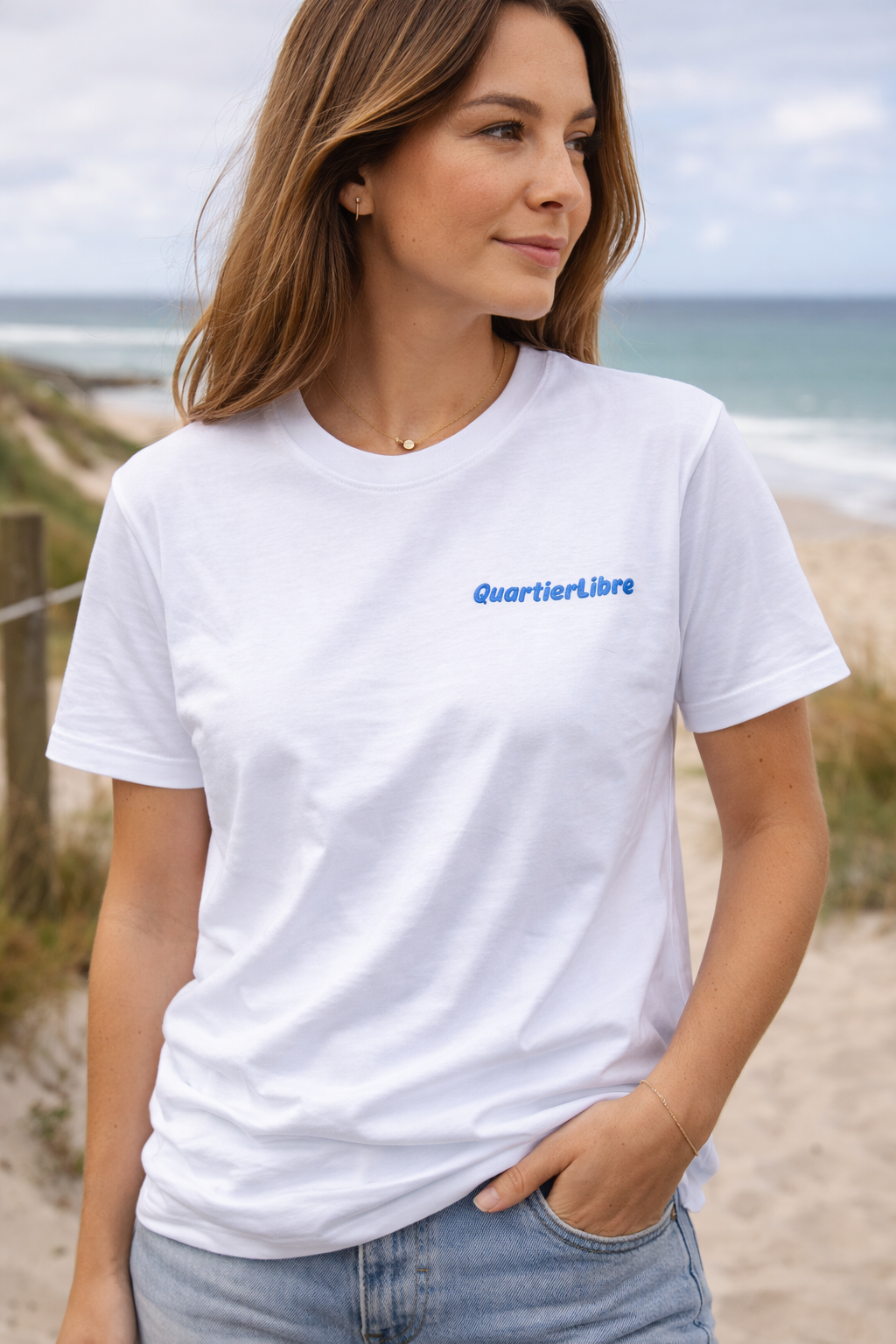 tee shirt de soirée apéro chill porté par une mannequin sur la plage