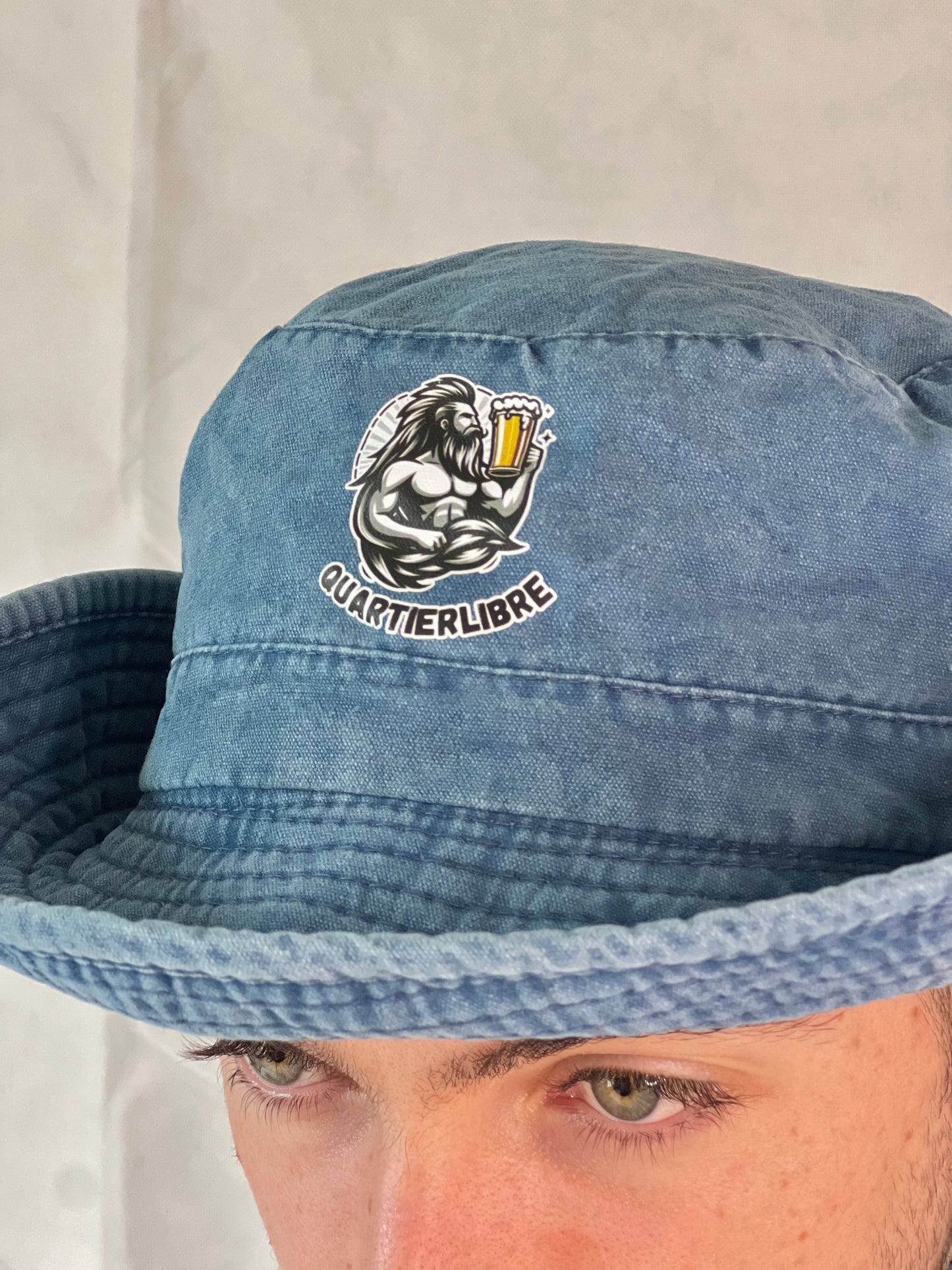 Détail chapeau à ficelle Liqueur de Curaçao - Design unique et confortable pour soirées