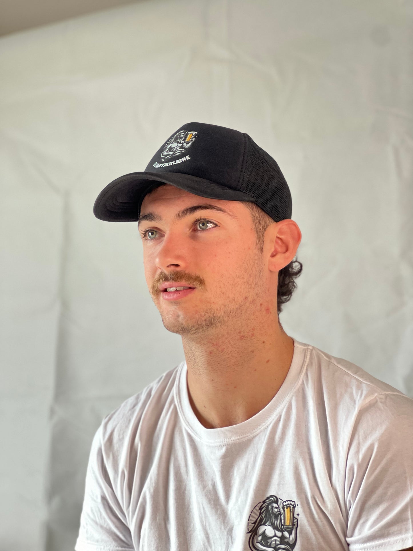 Casquette Charbon naturel vue de côté porté par un homme - Style trucker respirant pour festivals et soirées
