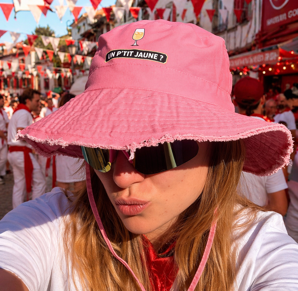 Bob à ficelle rose avec marque un p'tit jaune nommée le rosé piscine porté par une femme en pleine fête 