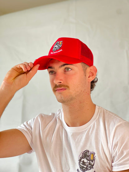 Casquette La Sangria vue de face porté par un homme - Style trucker respirant pour festivals et soirées

