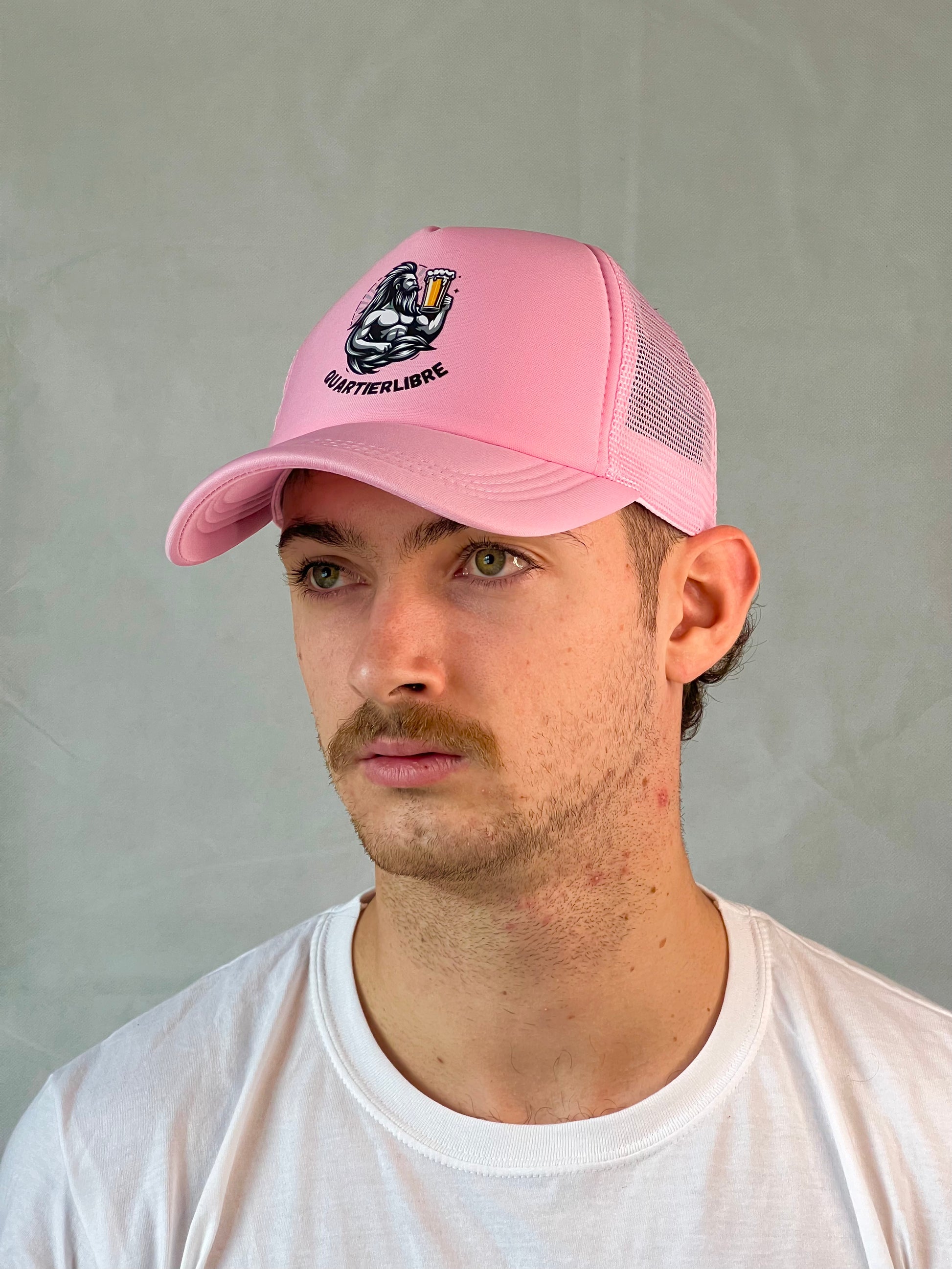 Casquette Rose comme la fleur vue de face porté par un homme - Style trucker respirant pour festivals et soirées
