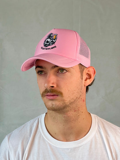Casquette Rose comme la fleur vue de face porté par un homme - Style trucker respirant pour festivals et soirées
