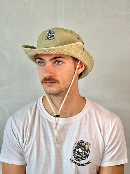 Chapeau Je suis Sam porté par un homme - Style djeuns pour apéros et festivals d'été
