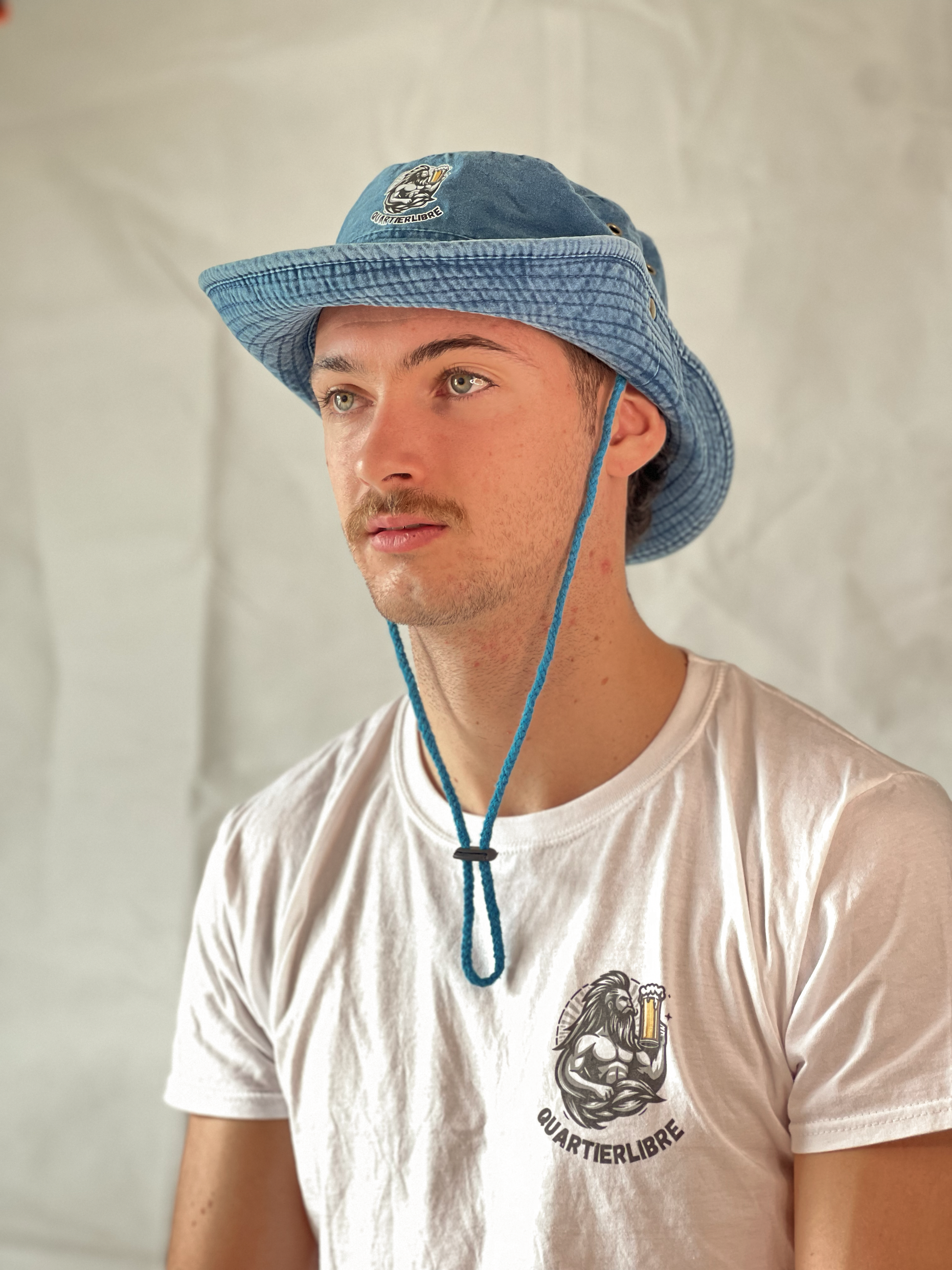 Chapeau Liqueur de Curaçao porté par un homme - Style djeuns pour apéros et festivals d'été
