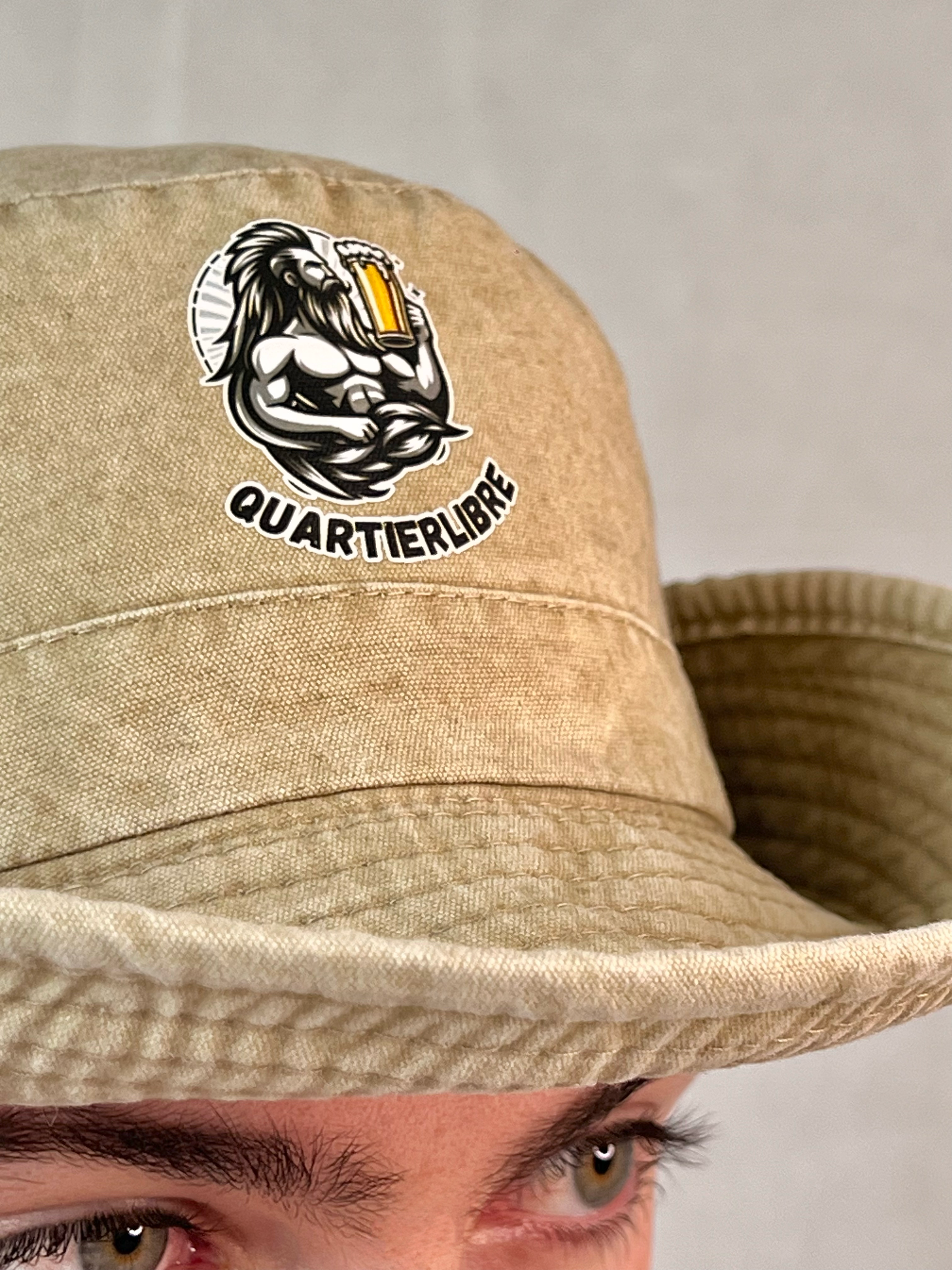 Détail chapeau à ficelle Je suis Sam - Design unique et confortable pour soirées
