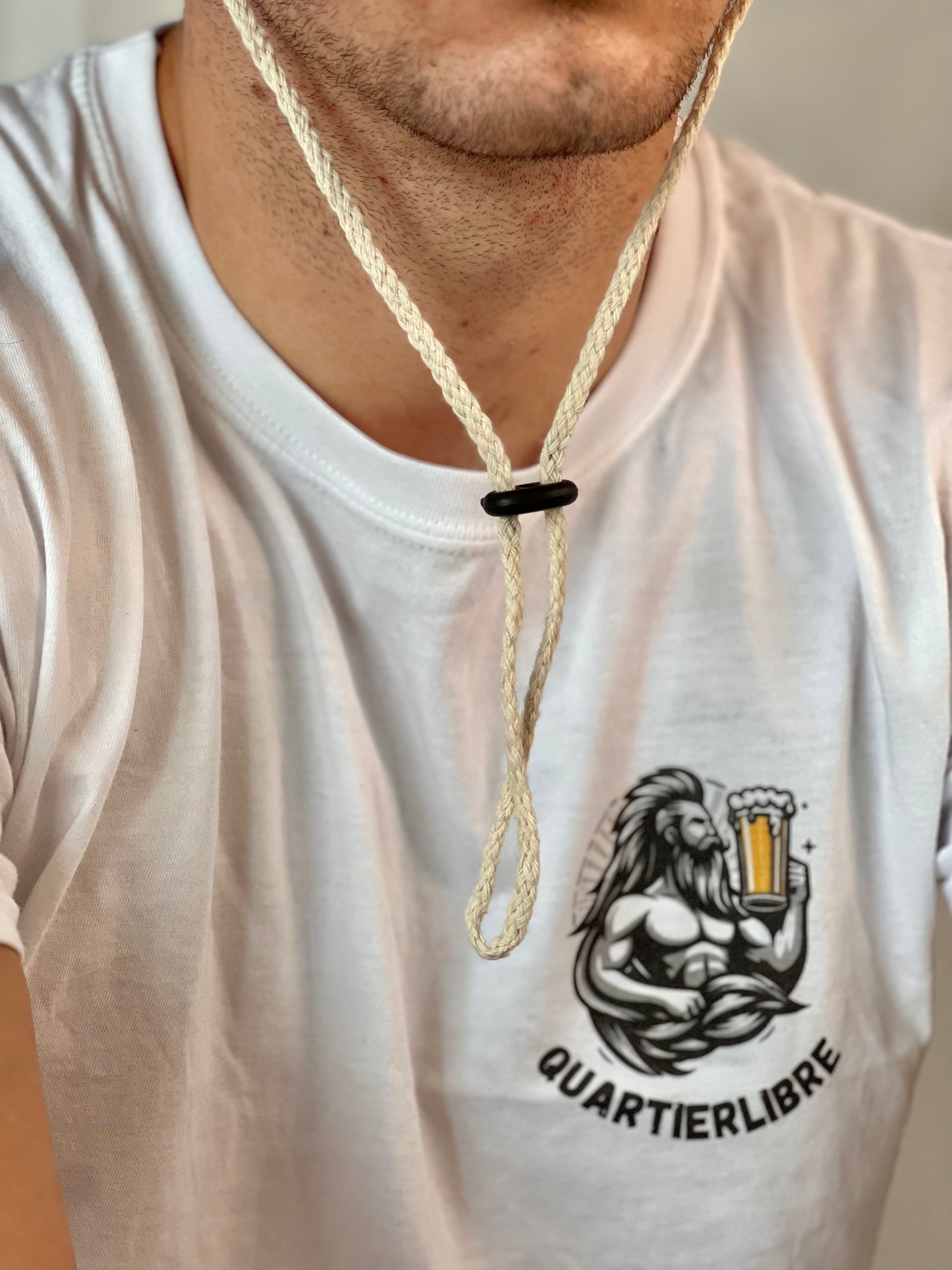 Chapeau Je suis Sam détail de la ficelle - Matière habillée pour un look soigné
